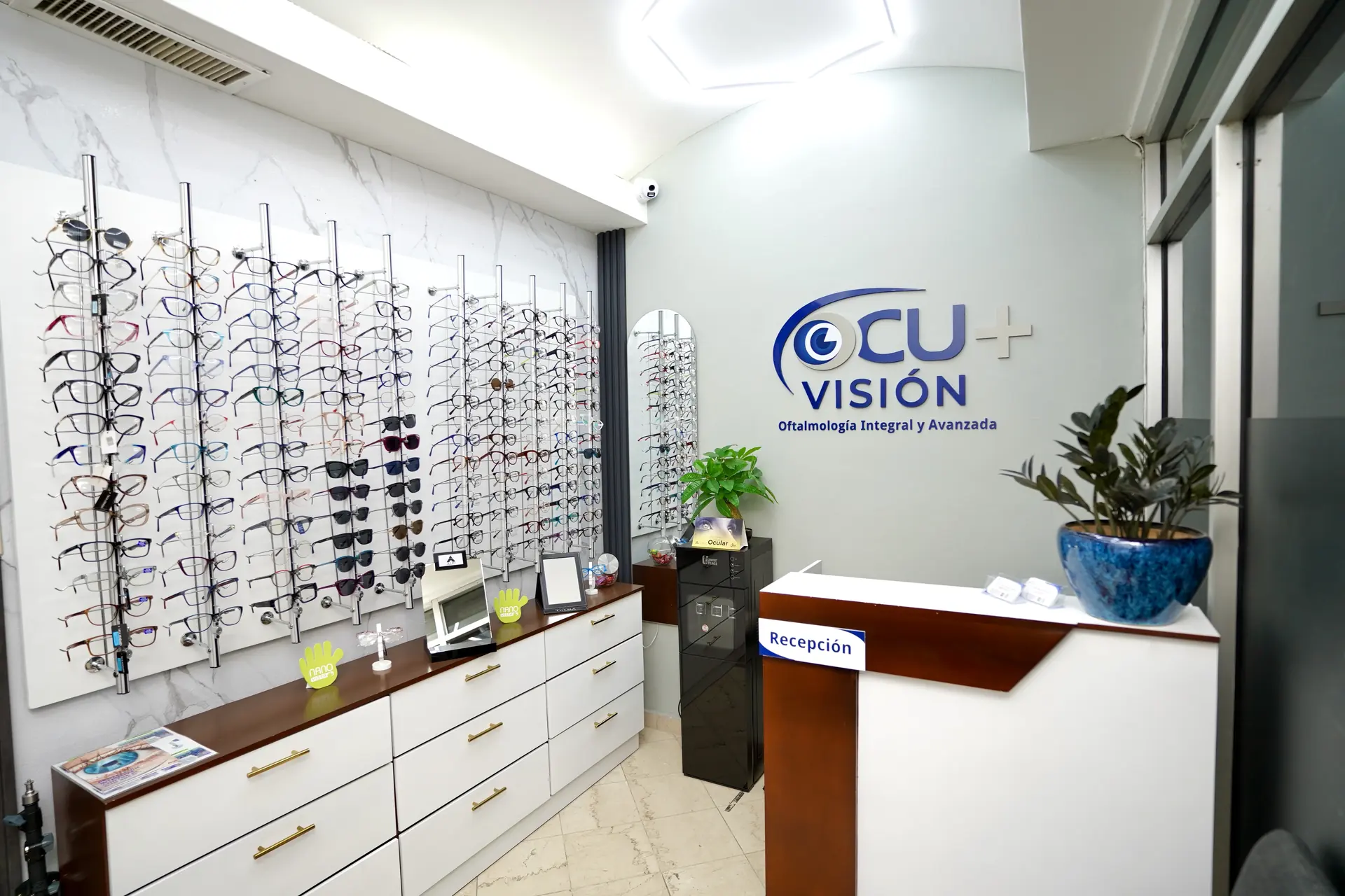 Recepción y óptica de Ocuvisión, con exhibición de armazones